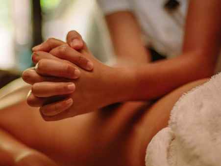 pressure on back with foulded hands at esthiva massage center lahore